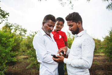 ప్లాంటిక్స్‌ను ఉపయోగిస్తున్న తండ్రీకొడుకులు